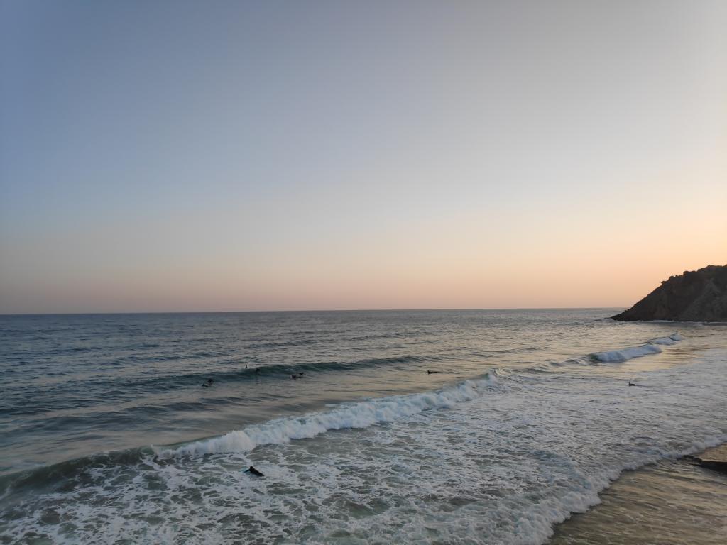 Surfer bei Sonnenuntergang in Portugal
